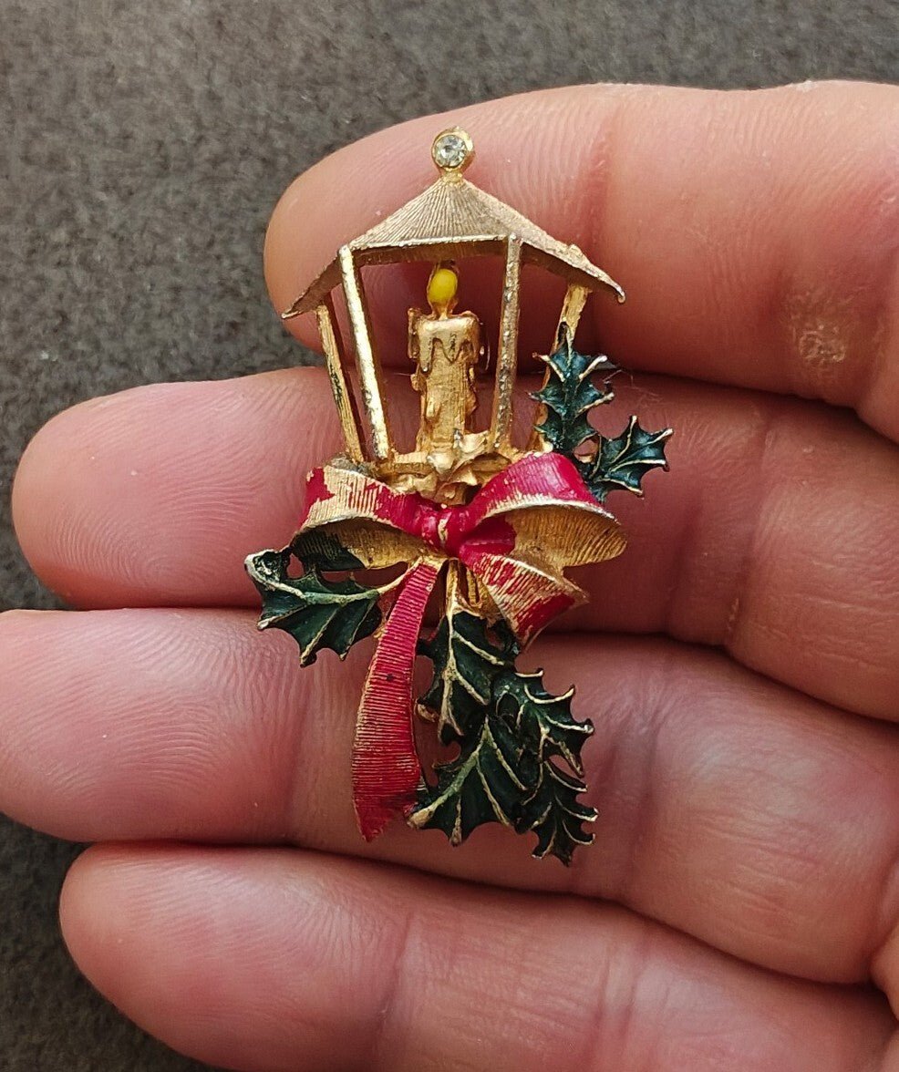 1960s/70s Roma Christmas Streetlight Lantern Holly Gold Tone Enamel Brooch - Trinketmania-LV