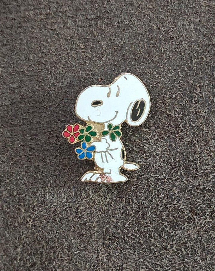 1970s Peanuts Snoopy Holding Bouquet of Flowers Cloisonné Gold Tone Enamel Pin - Trinketmania-LV