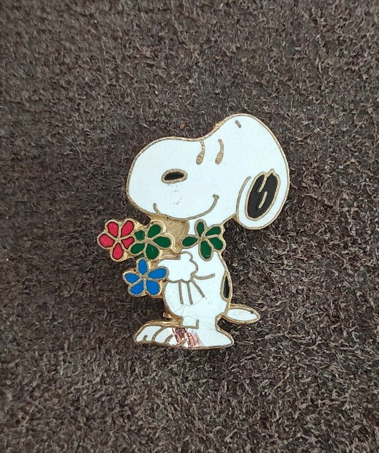 1970s Peanuts Snoopy Holding Bouquet of Flowers Cloisonné Gold Tone Enamel Pin - Trinketmania-LV