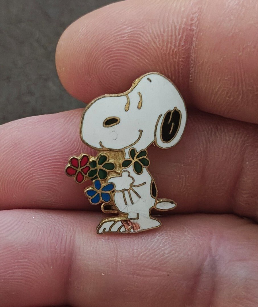1970s Peanuts Snoopy Holding Bouquet of Flowers Cloisonné Gold Tone Enamel Pin - Trinketmania-LV