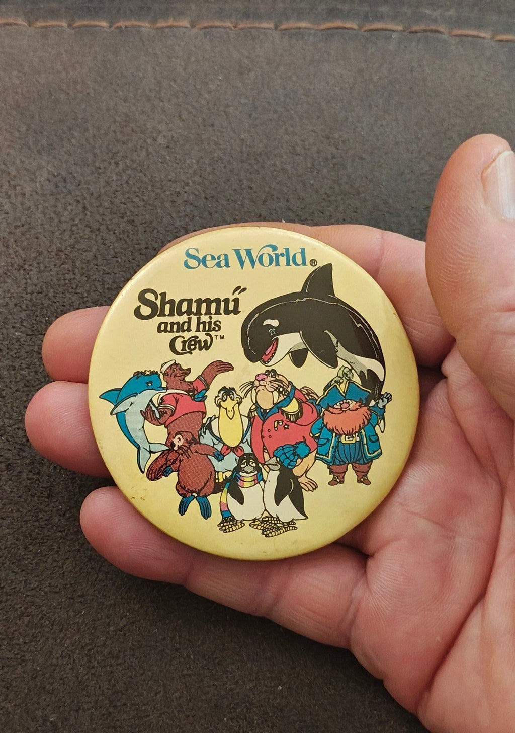 1970’s Sea World Shamu and his Crew" Pinbutton - Trinketmania-LV