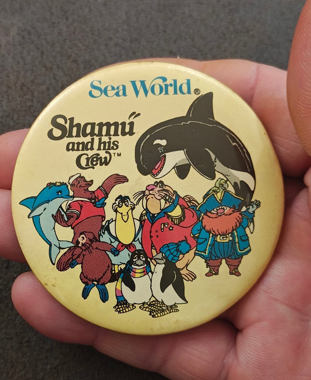 1970’s Sea World Shamu and his Crew" Pinbutton - Trinketmania-LV