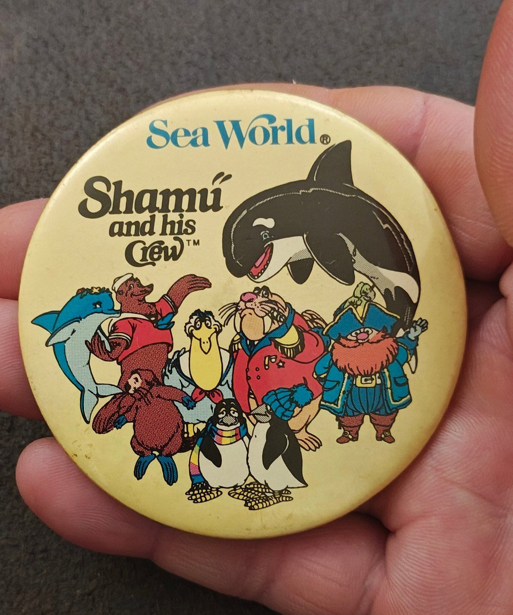 1970’s Sea World Shamu and his Crew" Pinbutton - Trinketmania-LV