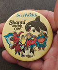 1970’s Sea World Shamu and his Crew" Pinbutton - Trinketmania-LV
