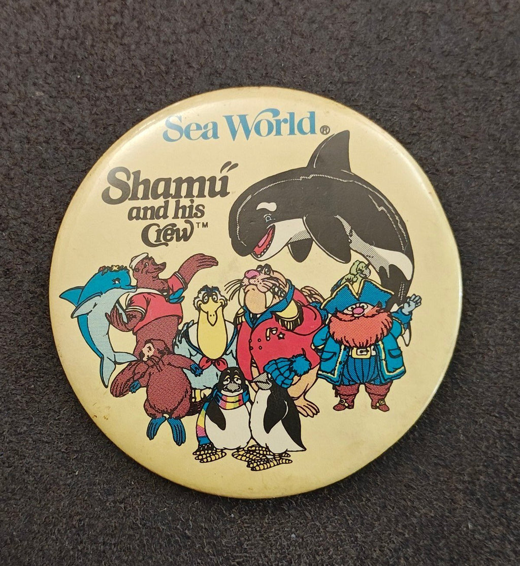 1970’s Sea World Shamu and his Crew" Pinbutton - Trinketmania-LV