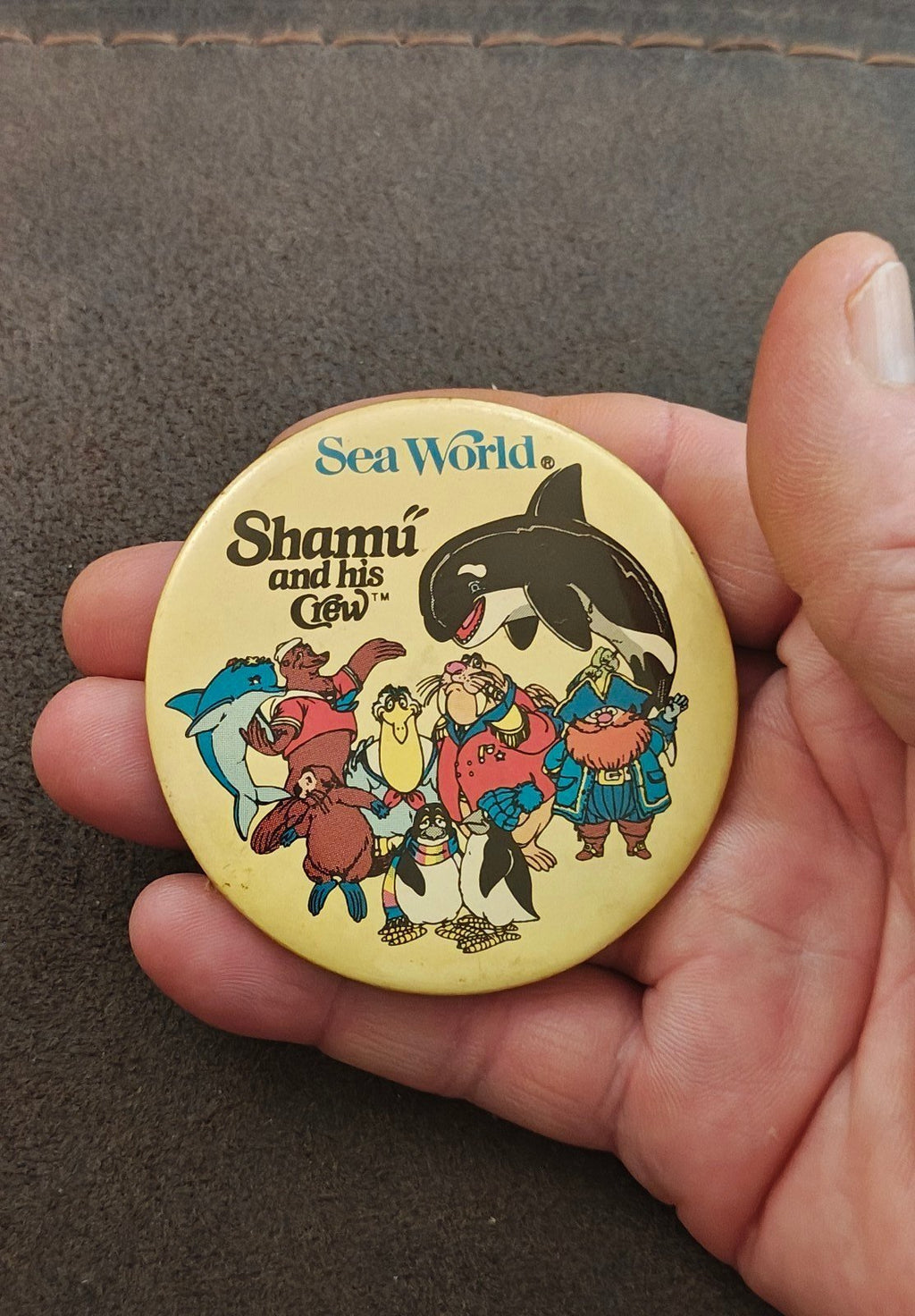 1970’s Sea World Shamu and his Crew" Pinbutton - Trinketmania-LV