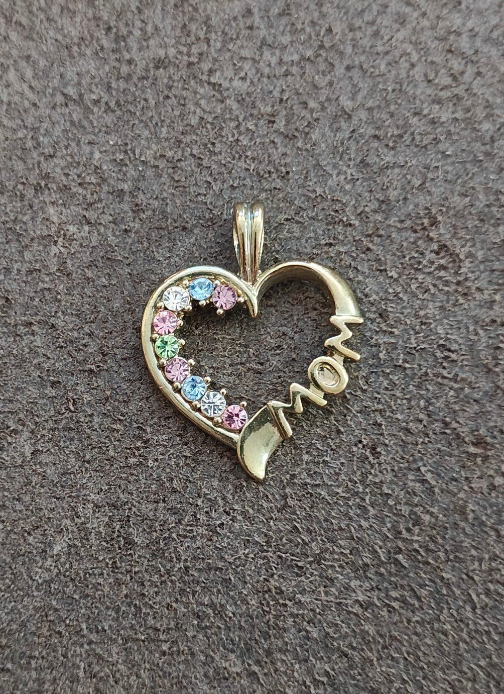 1980s "Mom" Gold Tone Heart Pendant With Multi Color Crystal Stones - Trinketmania-LV