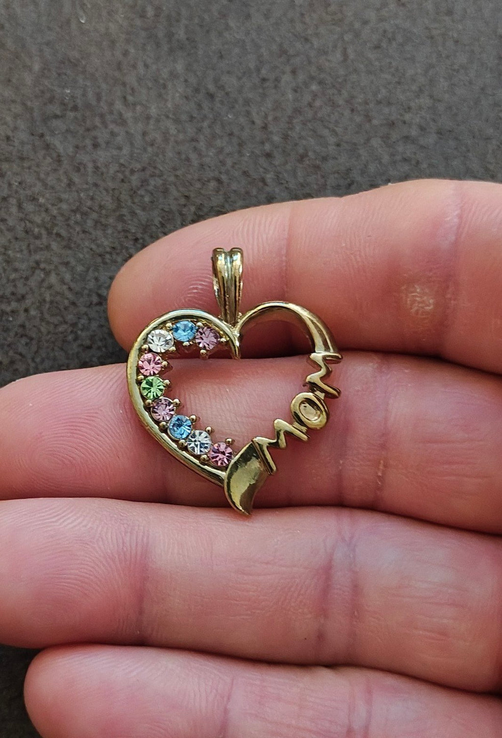 1980s "Mom" Gold Tone Heart Pendant With Multi Color Crystal Stones - Trinketmania-LV
