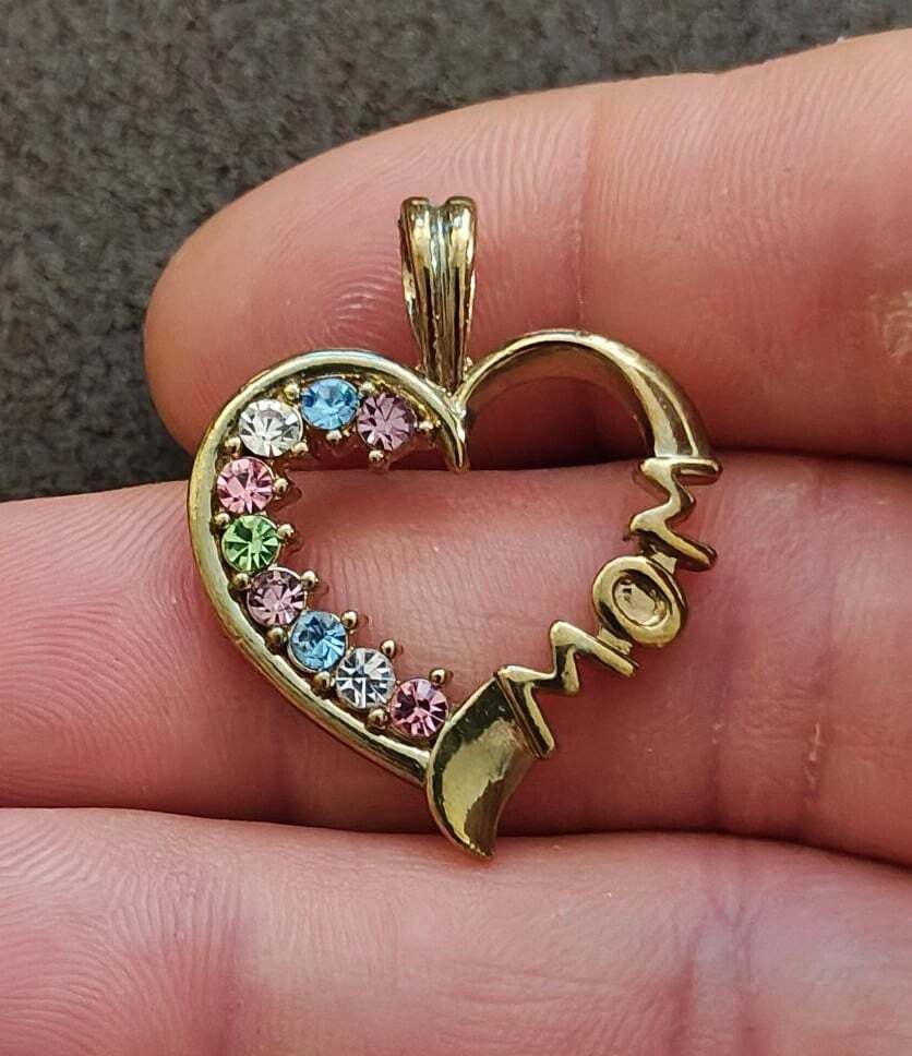 1980s "Mom" Gold Tone Heart Pendant With Multi Color Crystal Stones - Trinketmania-LV