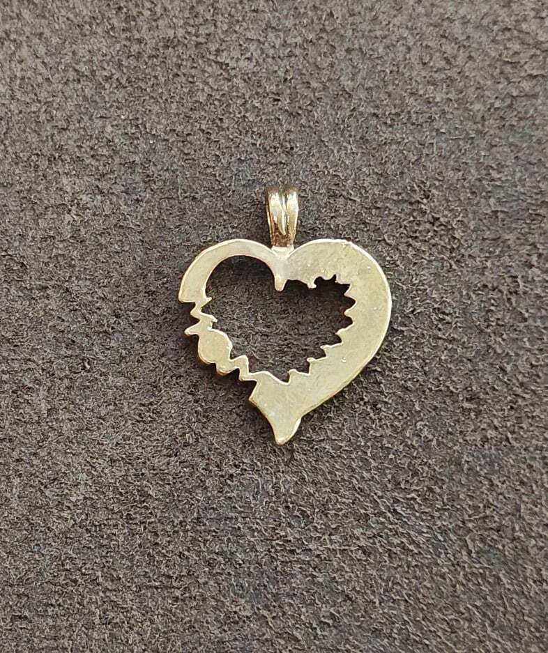 1980s "Mom" Gold Tone Heart Pendant With Multi Color Crystal Stones - Trinketmania-LV
