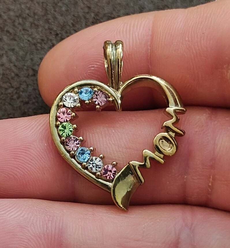 1980s "Mom" Gold Tone Heart Pendant With Multi Color Crystal Stones - Trinketmania-LV