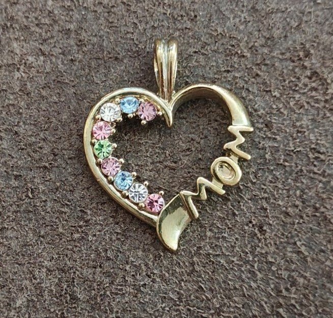 1980s "Mom" Gold Tone Heart Pendant With Multi Color Crystal Stones - Trinketmania-LV