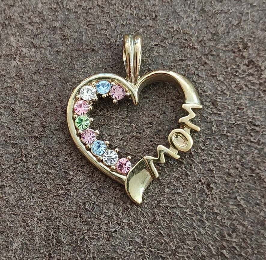 1980s "Mom" Gold Tone Heart Pendant With Multi Color Crystal Stones - Trinketmania-LV