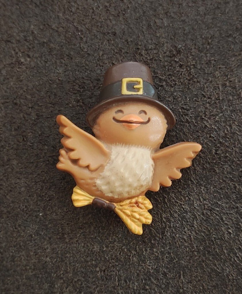 1981 Hallmark Thanksgiving Pilgrim Bird Turkey Plastic Brooch Pin - Trinketmania-LV