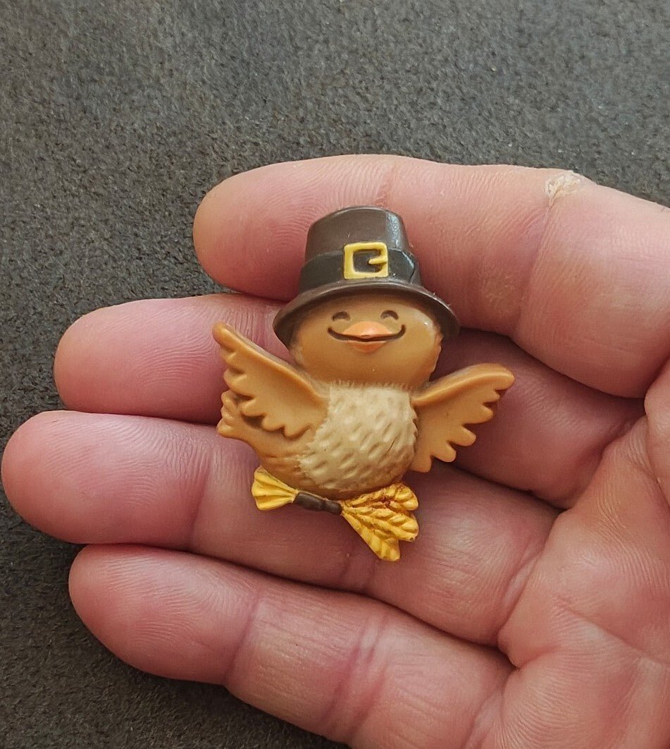 1981 Hallmark Thanksgiving Pilgrim Bird Turkey Plastic Brooch Pin - Trinketmania-LV