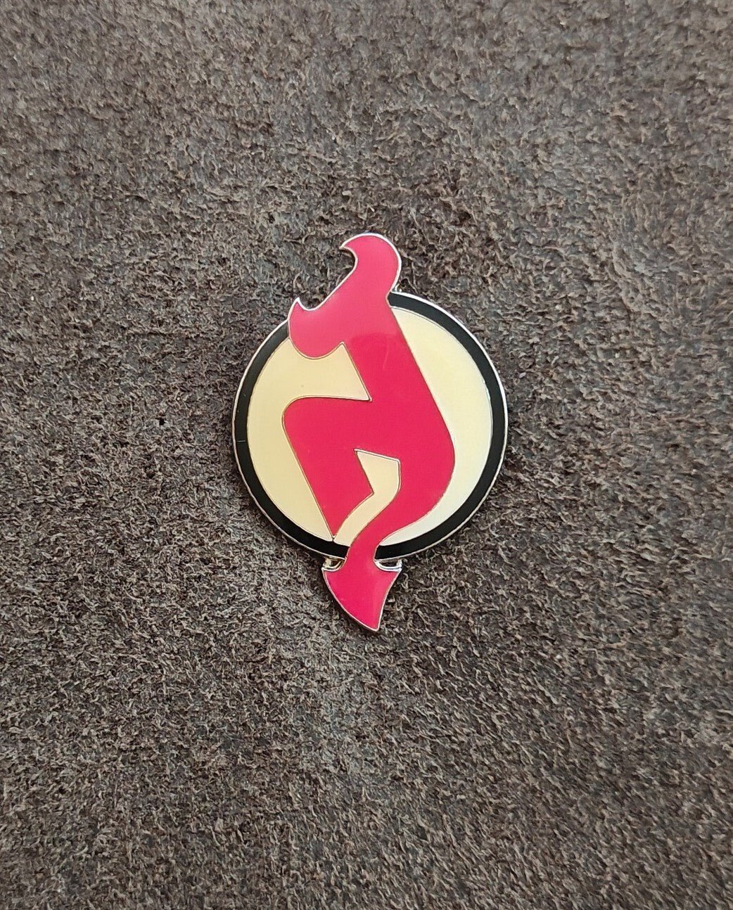 1990s Official Logo of The New Jersey Devils Gold Tone Enamel Pin - Trinketmania-LV