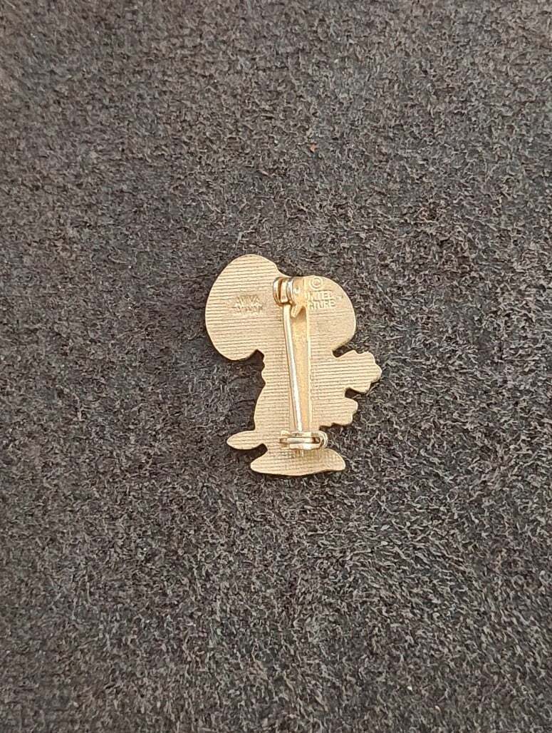 1970s Peanuts Snoopy Holding Bouquet of Flowers Cloisonné Gold Tone Enamel Pin