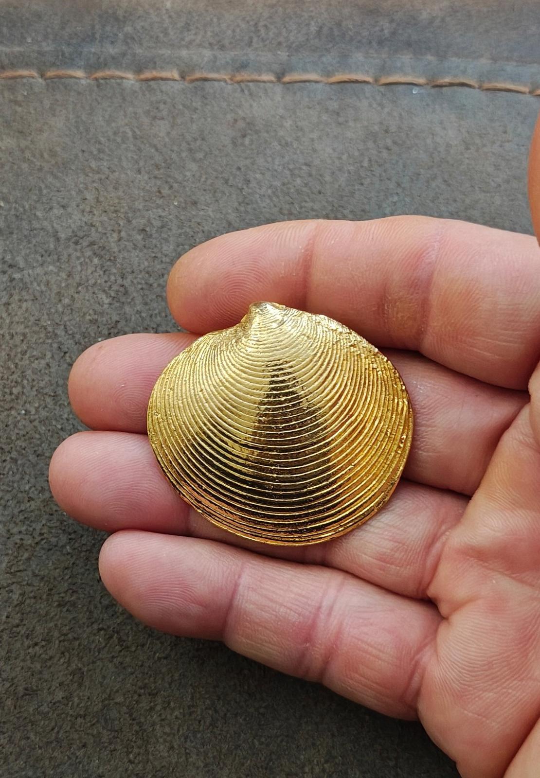 1975 Mimi d N Clamshell Textured Slide Pendant