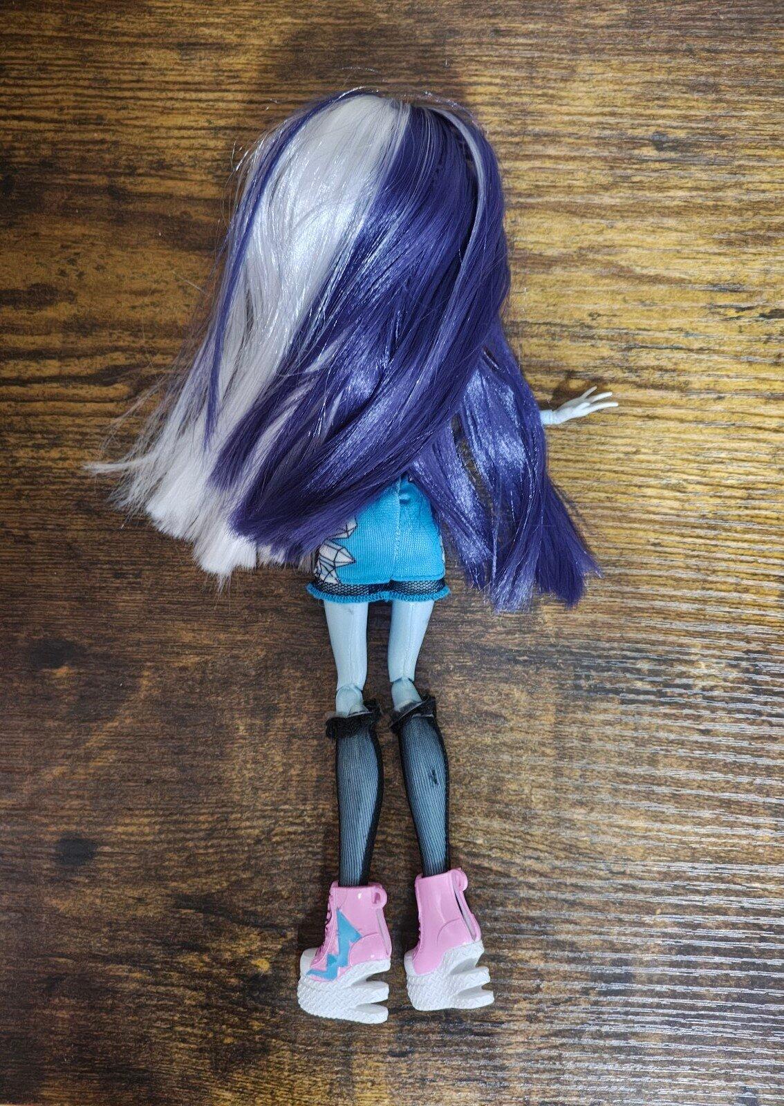 2010 Monster High Abbey Bominable Zombie Doll With Blue Outfit.