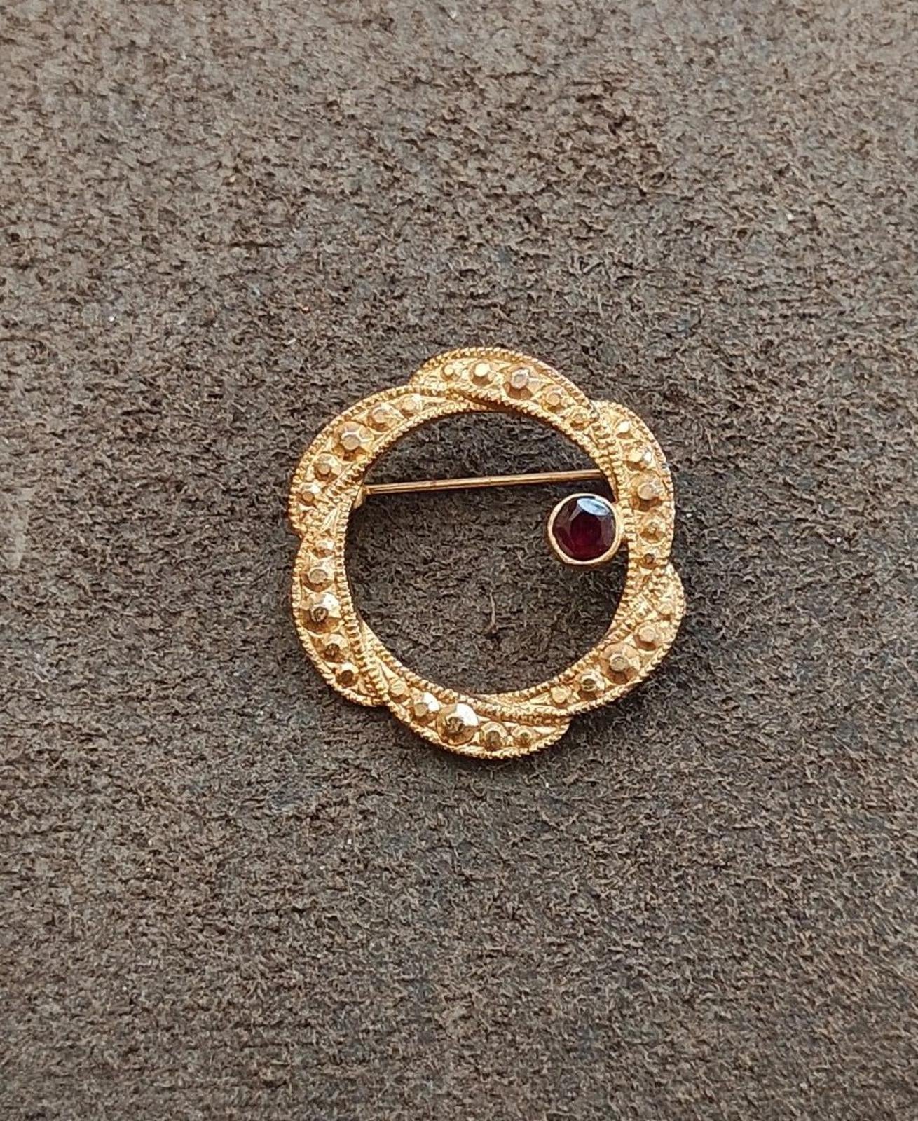 1950s Edwardian Style Circle Gold Tone Faceted Solitaire Garnet Gemstone Brooch