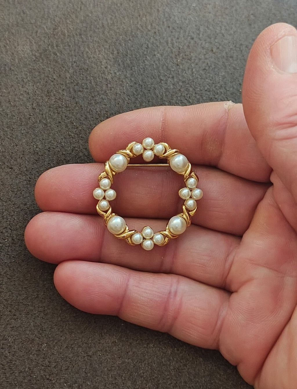 1980s Gold Tone Faux Pearl Open Circle Wreath Brooch Pin.