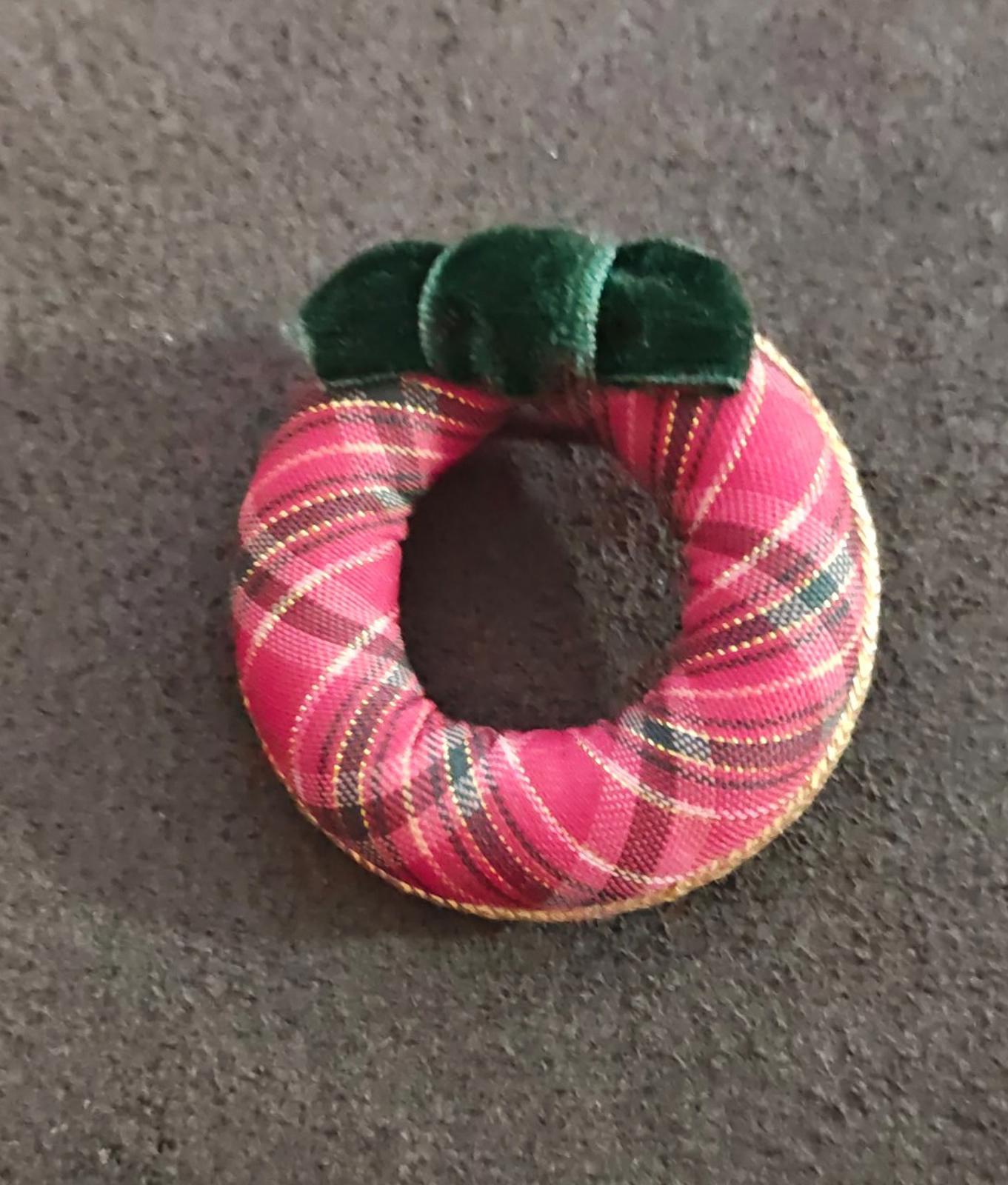 1984 Avon Red Plaid Holiday Christmas Wreath Brooch
