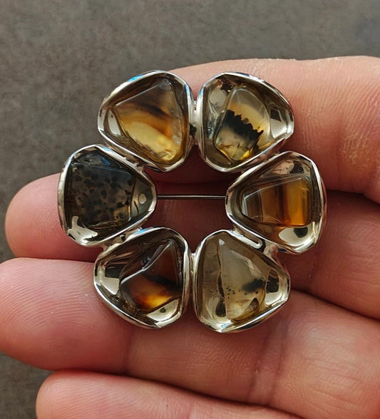 1980s Gold Tone Circular Brooch Featuring Six Individual Pieces of Agate Stones