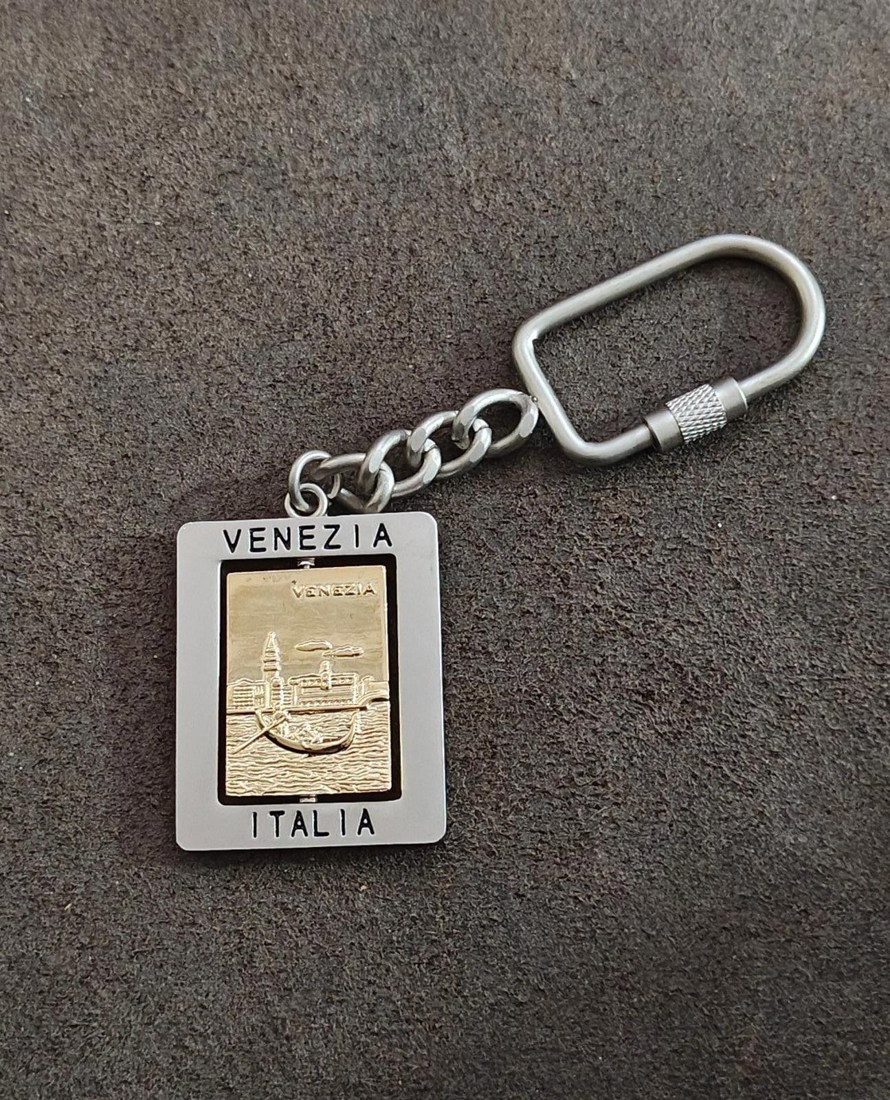 Two Tone Metal Venizia Italy Souvenir Keychain