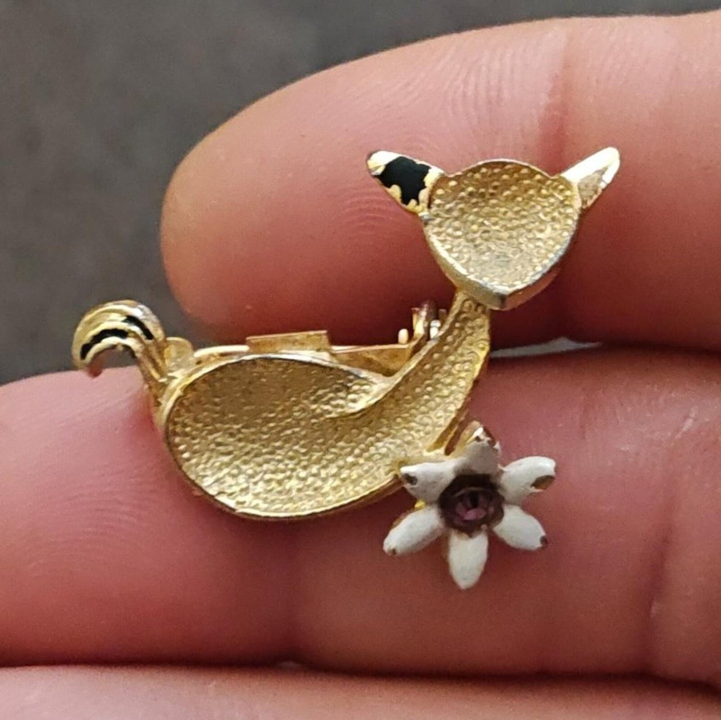 60s Gold Tone Textured Cat Holding a White Flower With Purple Rhinestone Brooch