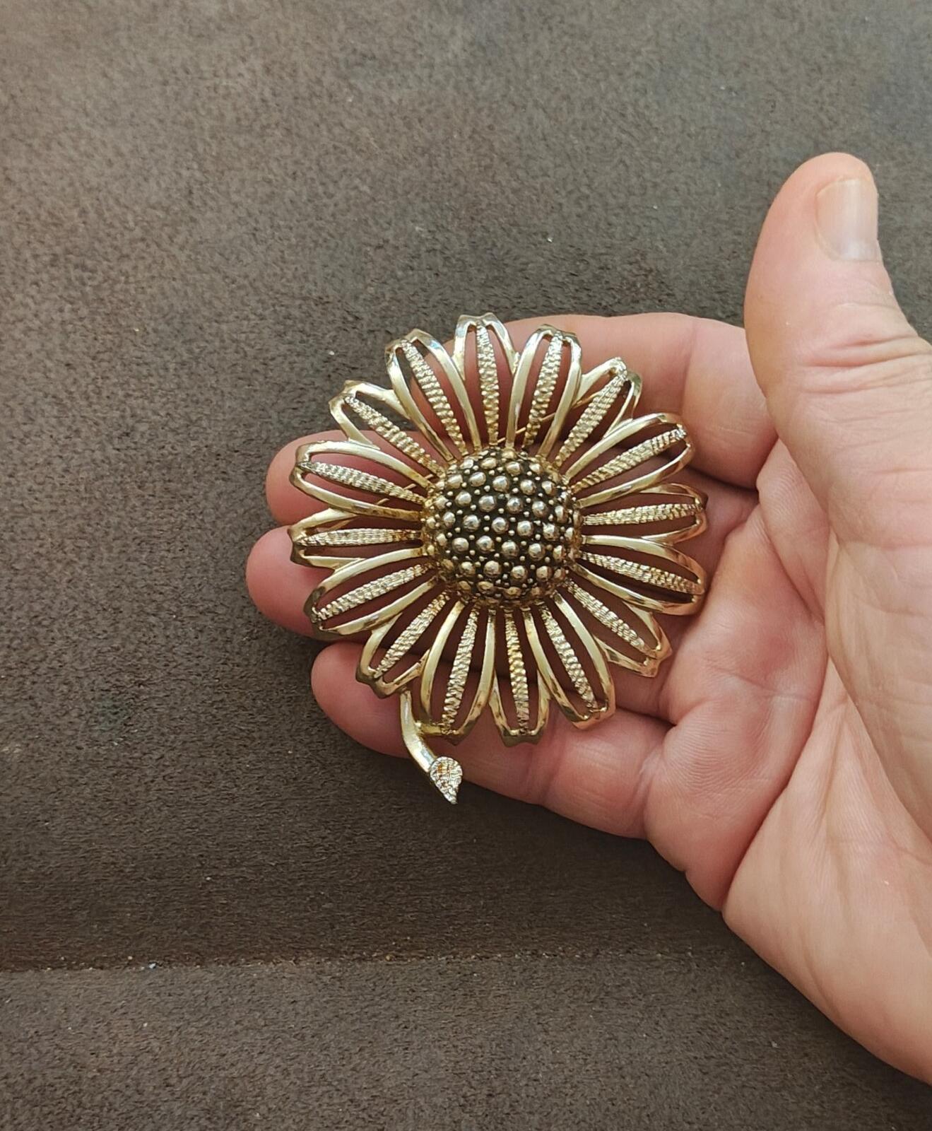 1960s Gold Tone Textured Signed Sarah Coventry "Daisy Mae" sunflower Large Brooc