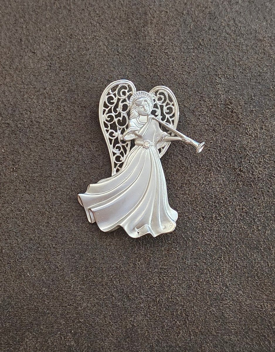 1980s Signed JJ Pewter Trumpeting Angel Brooch With Filigree Wings