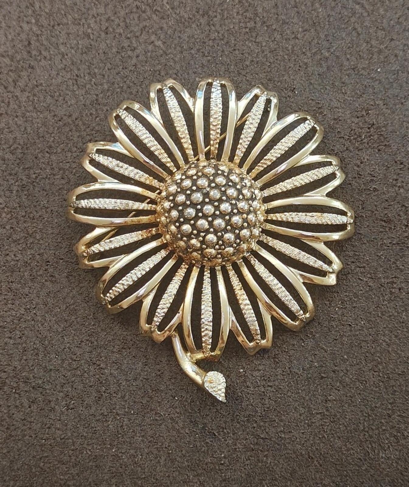 1960s Gold Tone Textured Signed Sarah Coventry "Daisy Mae" sunflower Large Brooc