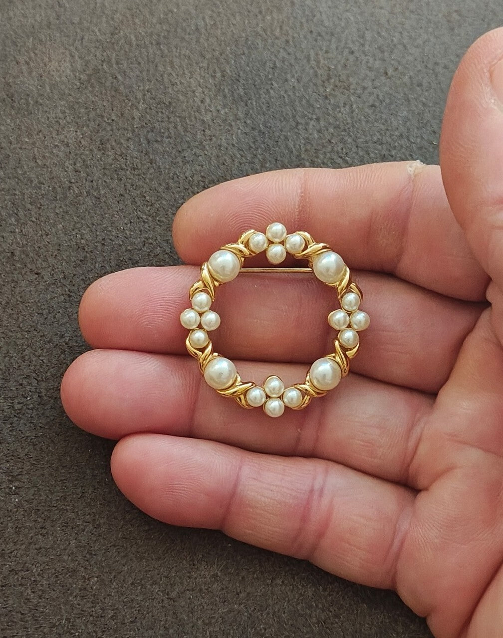 1980s Gold Tone Faux Pearl Open Circle Wreath Brooch Pin.