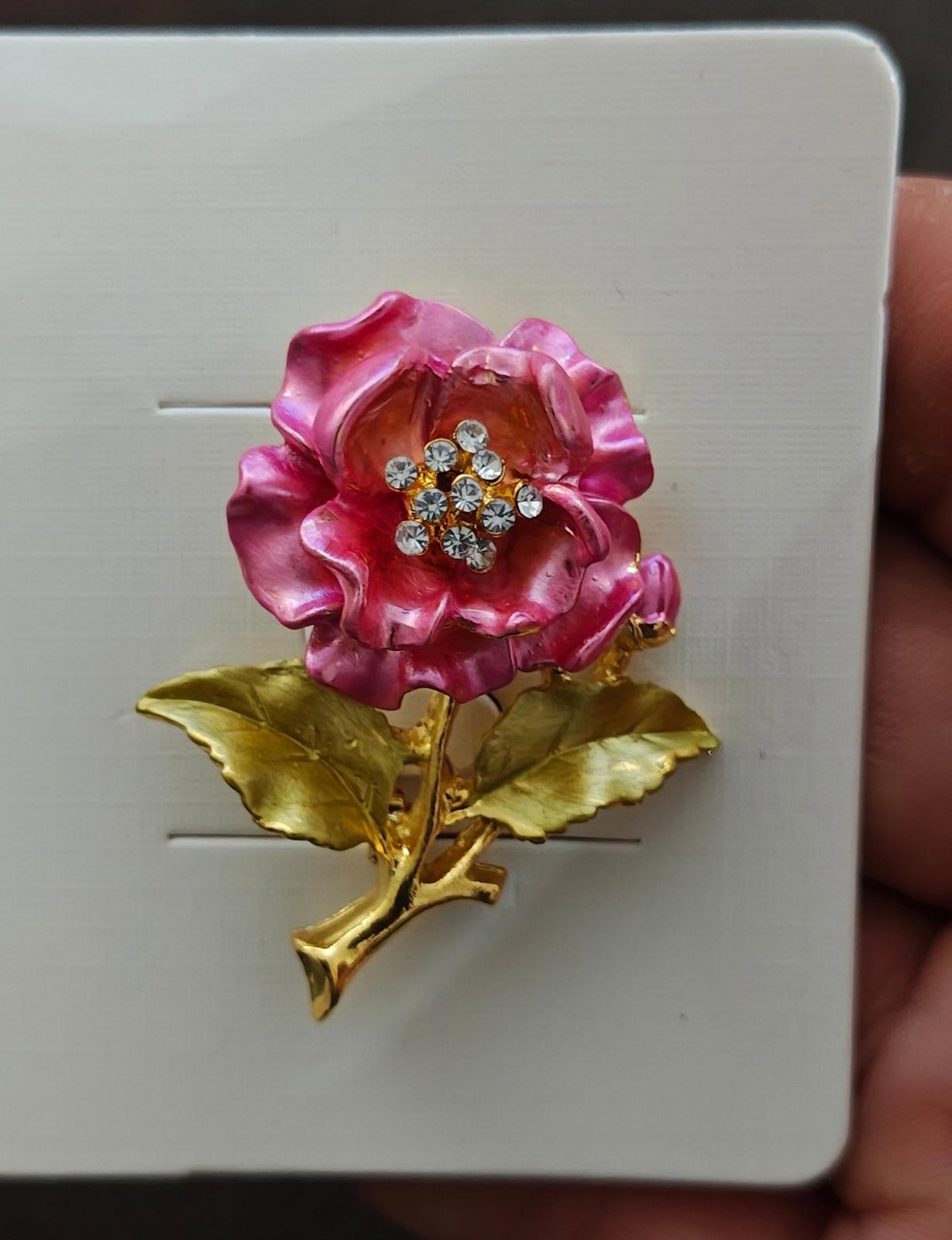 Pretty Gold Tone Pink Flower With Clear Rhinestones Brooch New.