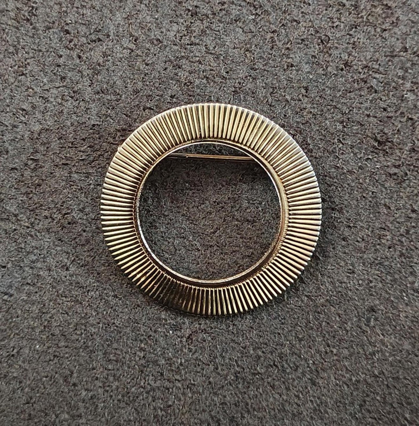 1980s Vintage Ribbed  Openwork Circle Gold Tone Brooch Pin