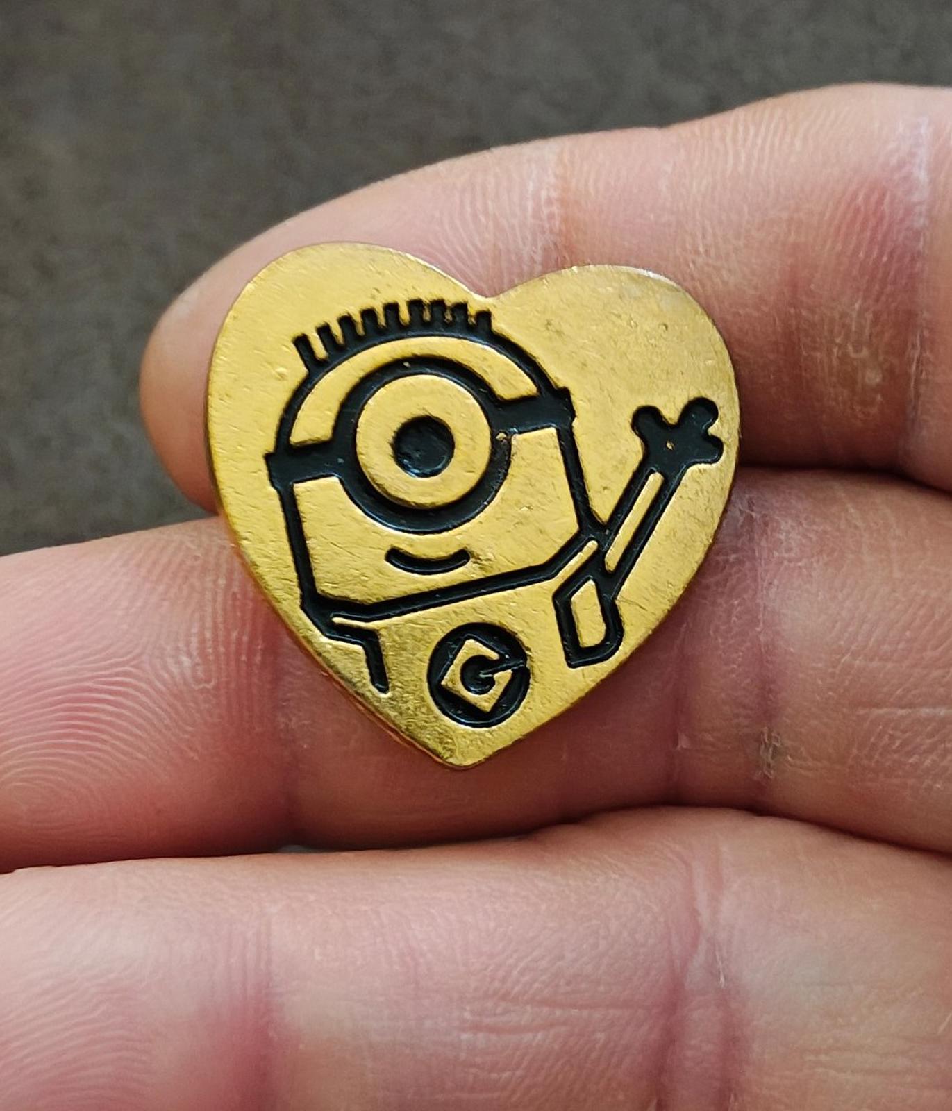 2014 Universal Studios "Variety-The Children's Charity" Gold Heart Minion Pin