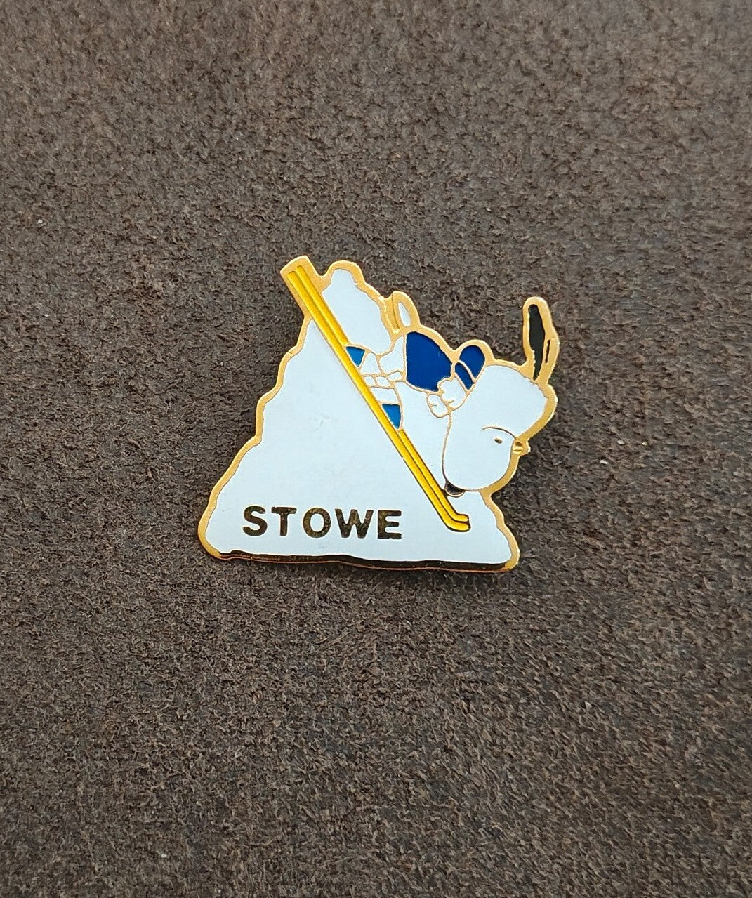 1970s Peanuts Snoopy Stowe Vermont Gold Tone Enamel Ski Pin