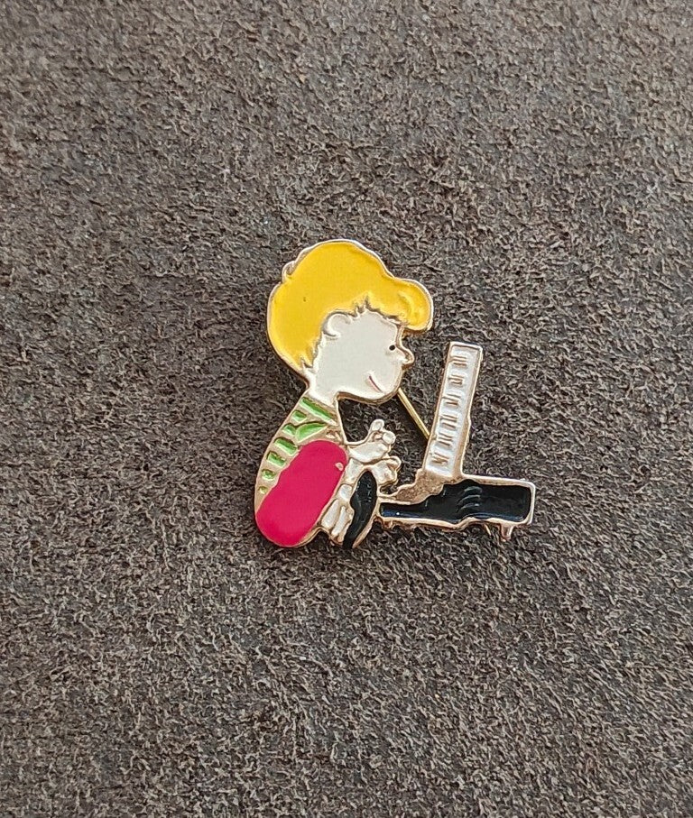 1970s Rare Peanuts Schroeder Playing Piano Cloisonné Gold Tone Enamel Pin