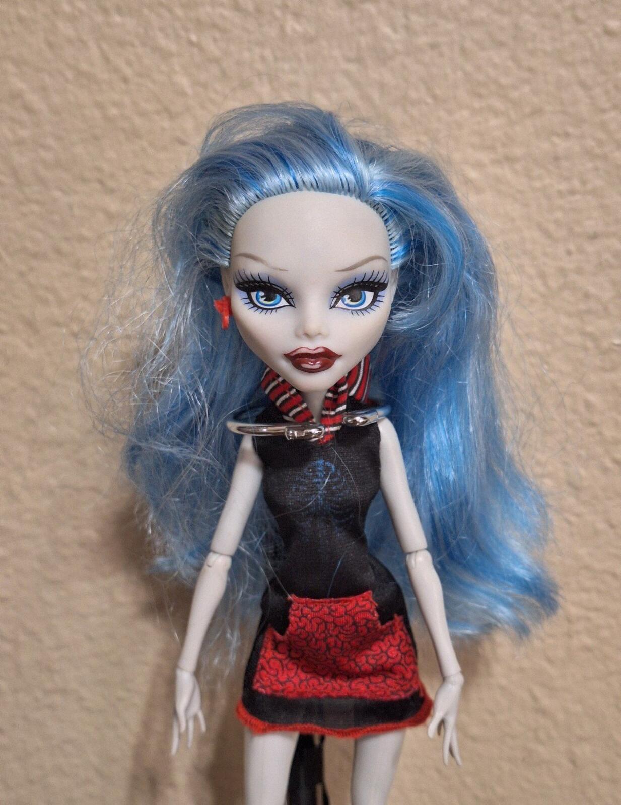 2008 Monster High Ghoulia Yelps Zombie Doll With Red & Black Outfit.
