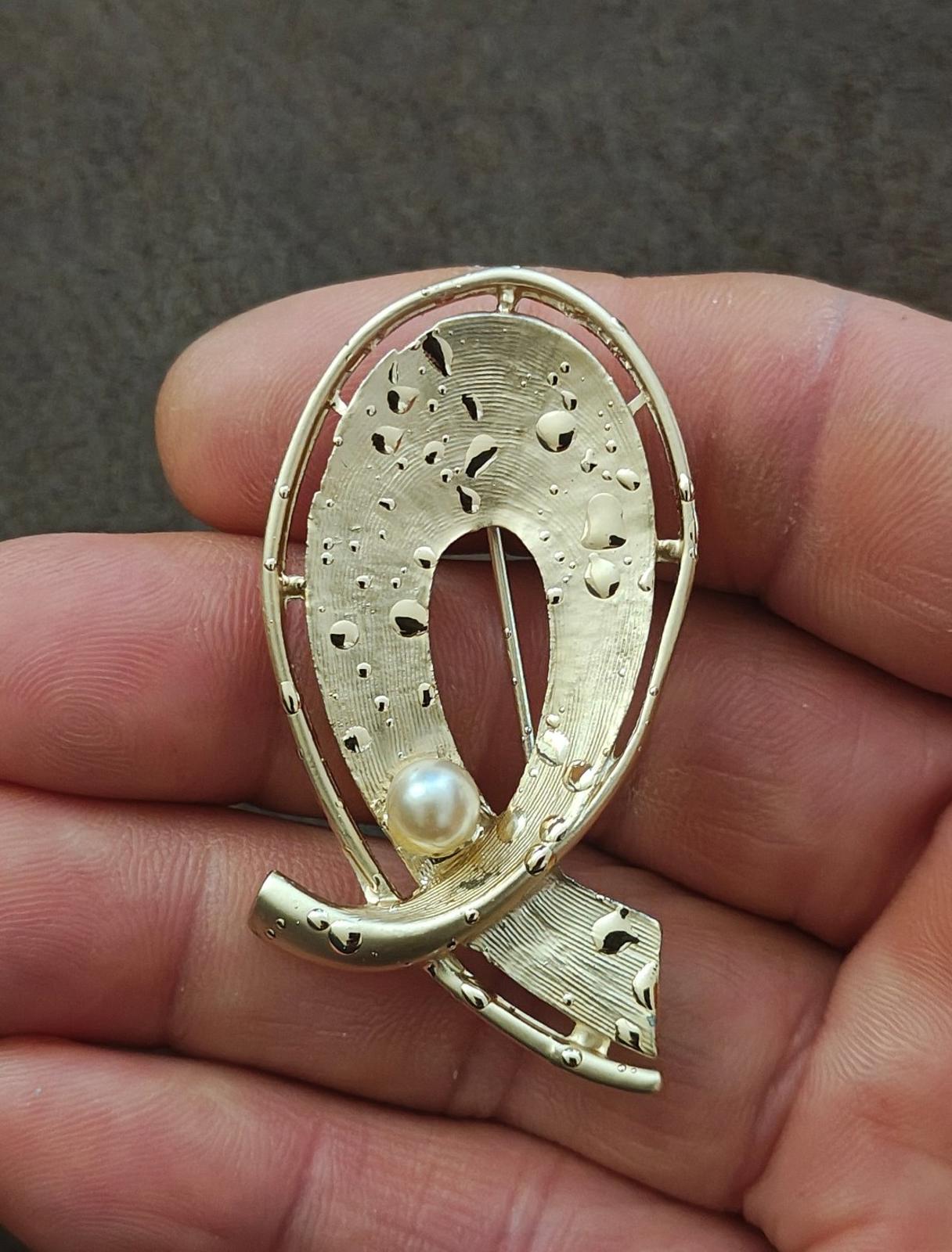 1960s Gold Tone Textured Abstract Faux Pearl Brooch Pin