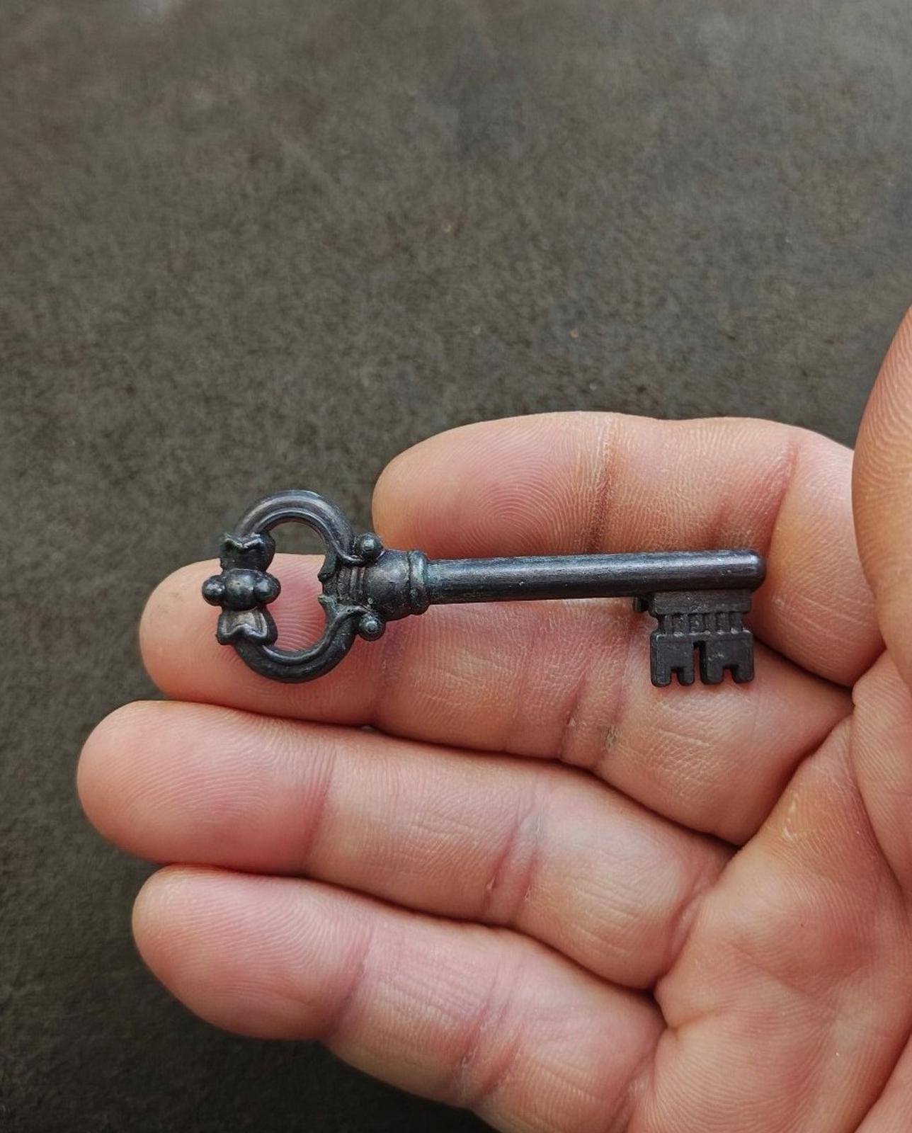 Vintage Pewter Skeleton Key Brooch