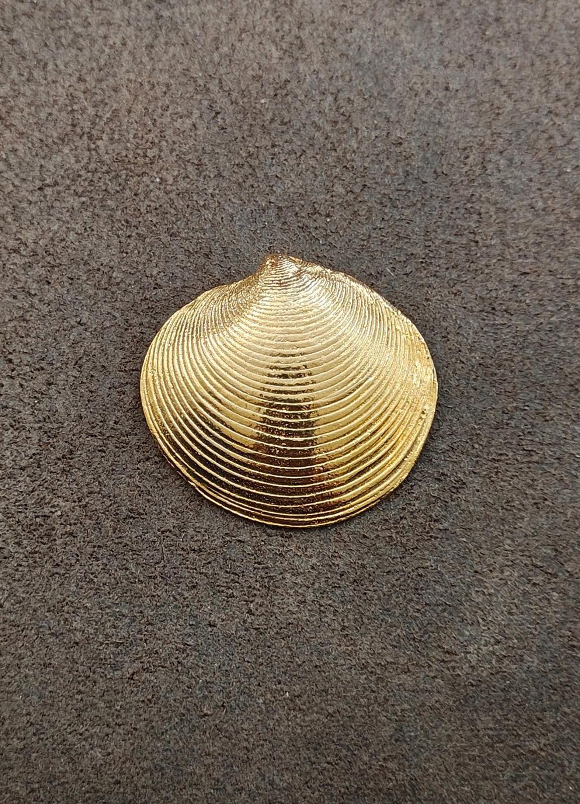1975 Mimi d N Clamshell Textured Slide Pendant