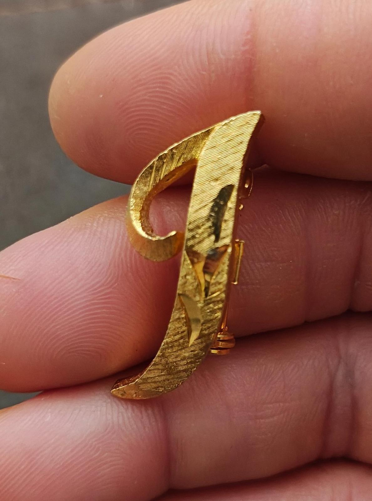 1960/70s Mamselle Vintage Gold Tone Monogram Initial J Brooch Pin