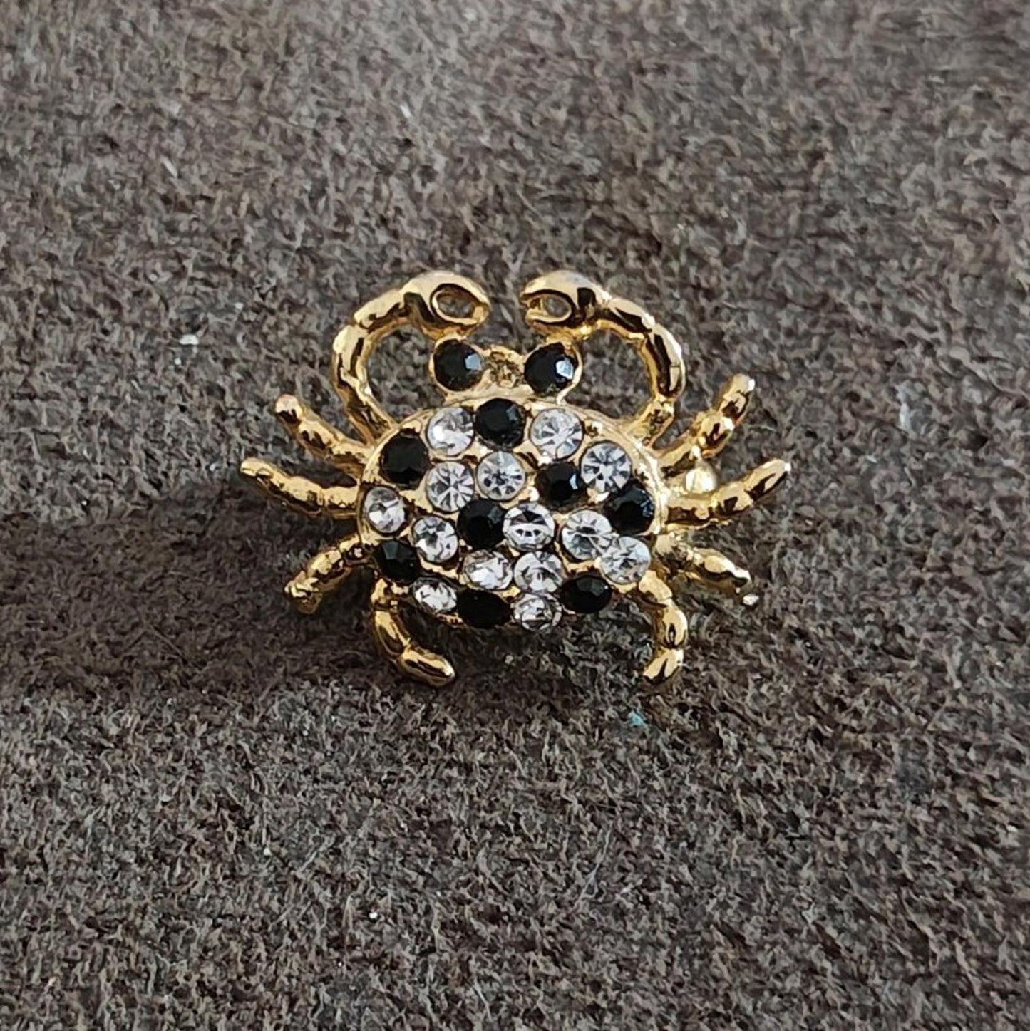 1980s Vintage Gold Tone With Sparkly Clear & Black Rhinestones/Stones Crab Pin