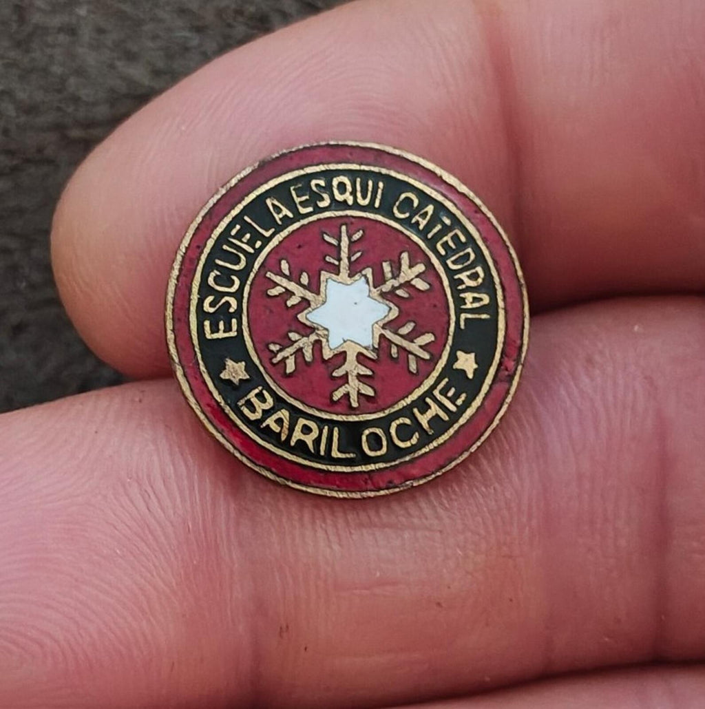 1970s/80s Escuela Esquí Catedral (Catedral Ski School Brass Enamel Pin