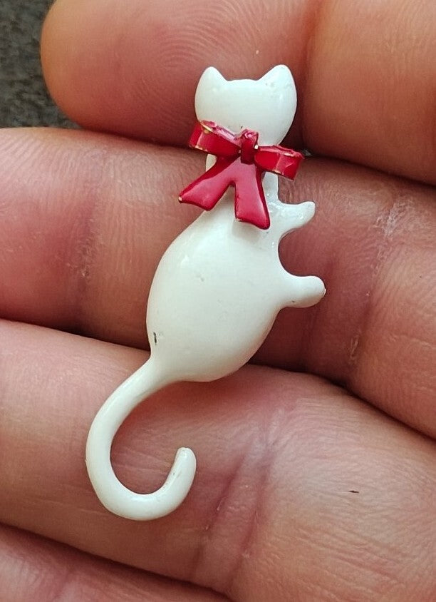 1960s/70s Metal White Enamel Cat Brooch Pin With Red Bow - photo 9