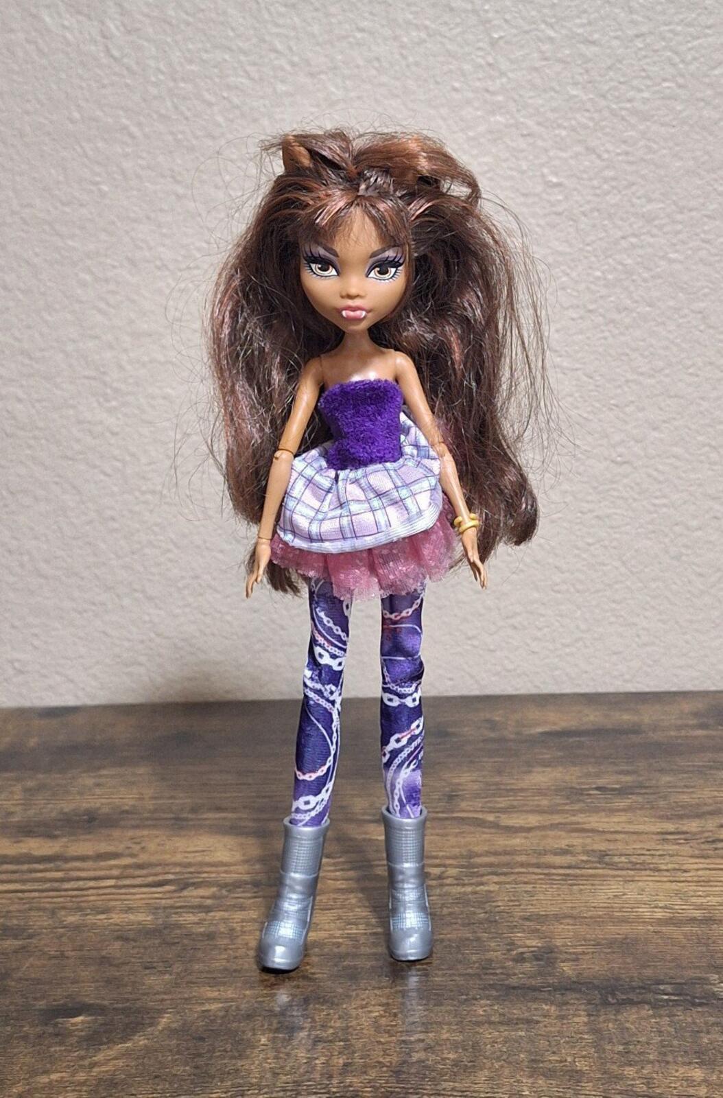 2008 Monster High Clawdeen Wolf With Purple & Pink Outfit.