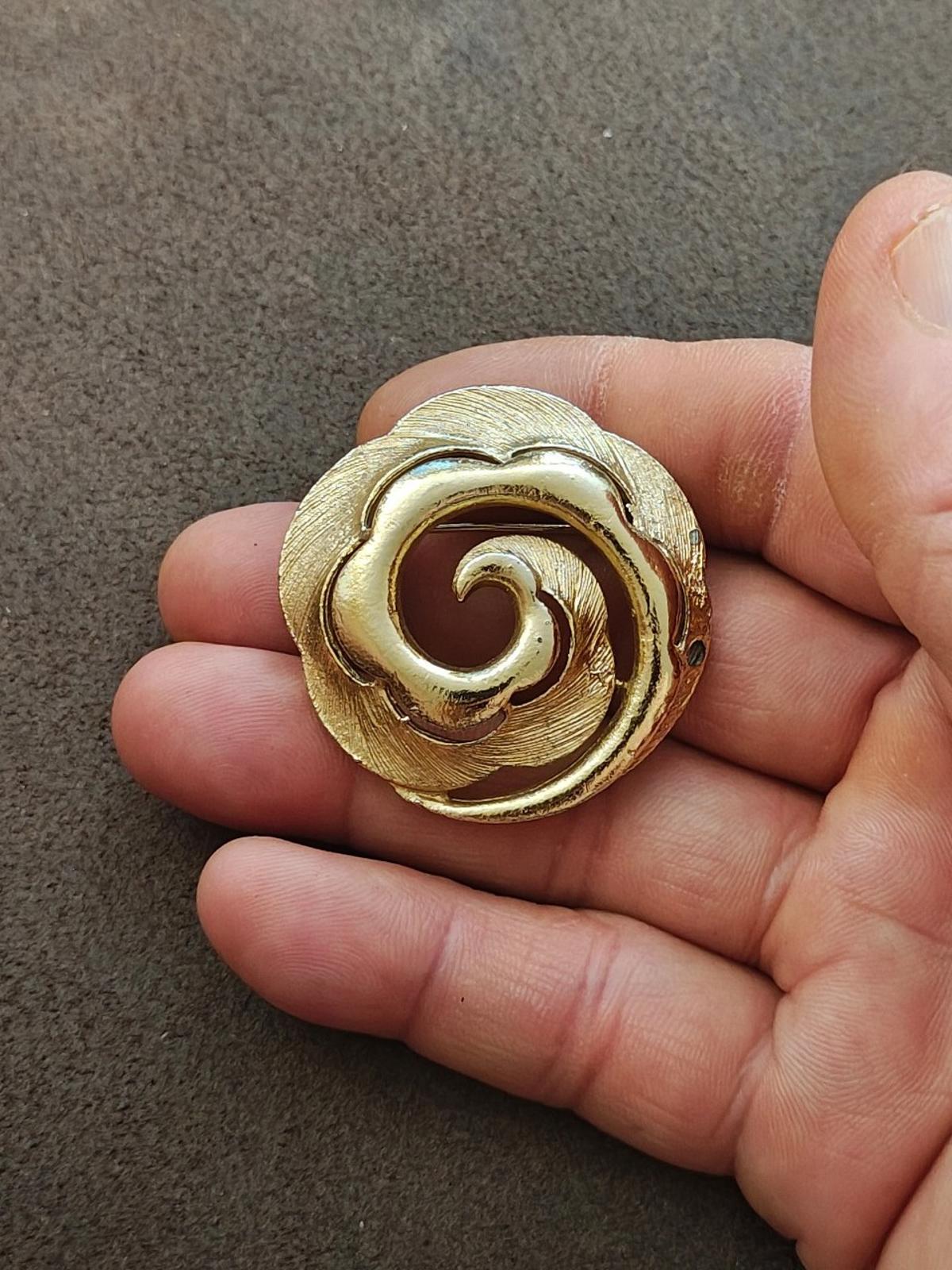 1980s Gold Tone Textured Swirl Flower Design Brooch