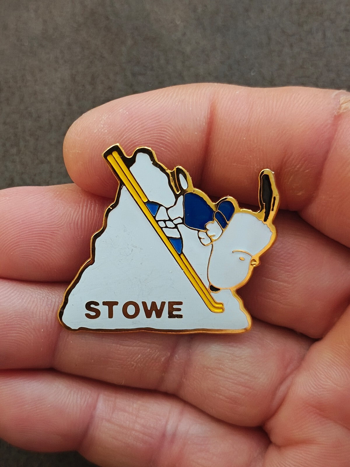 1970s Peanuts Snoopy Stowe Vermont Gold Tone Enamel Ski Pin