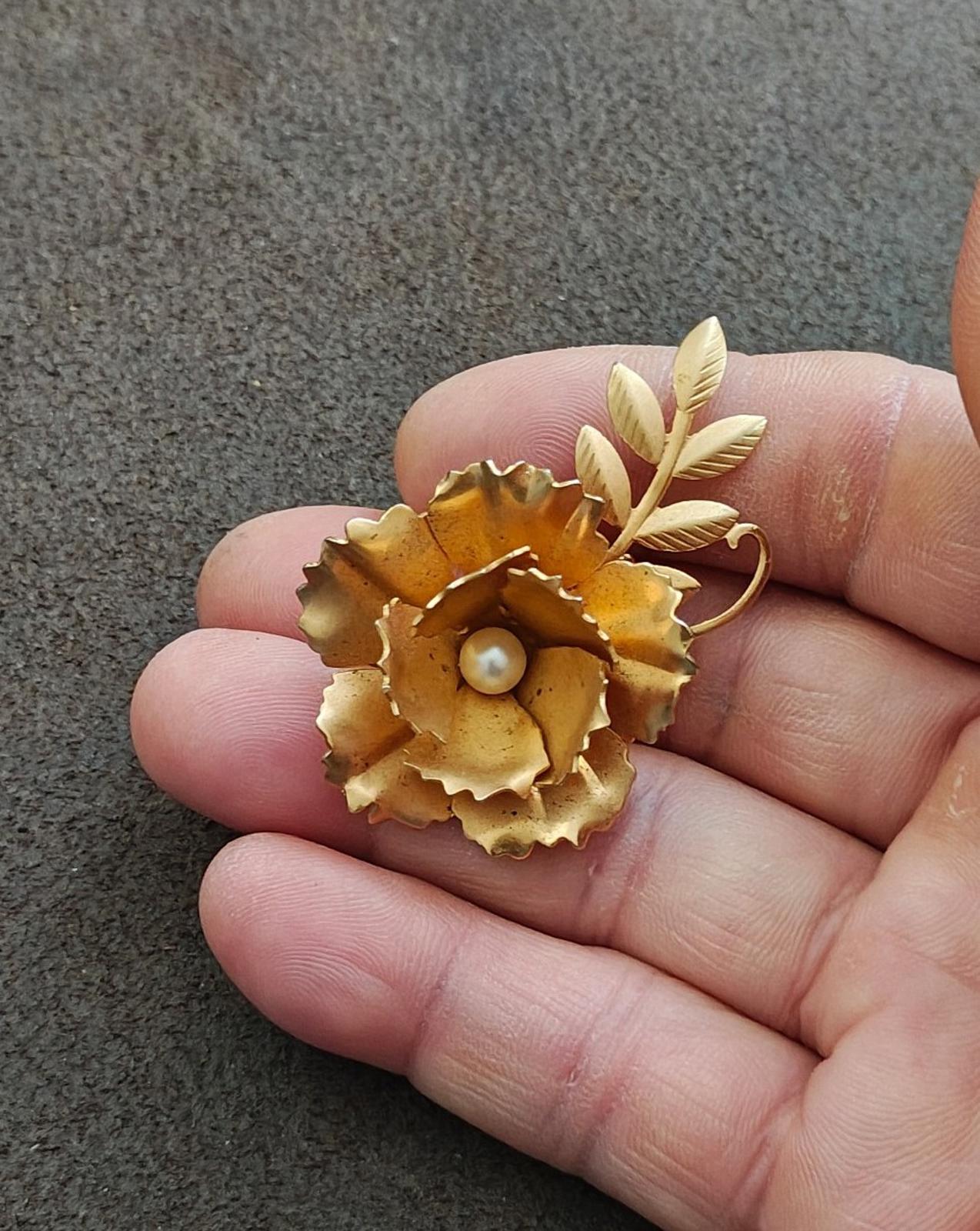 1950s Vintage Matte Gold Tone Floral Brooch With Faux Pearl